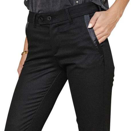 Pantalon Tessa Socially noir uni avec une coupe slim et tissu en nid d'abeille - Image 5