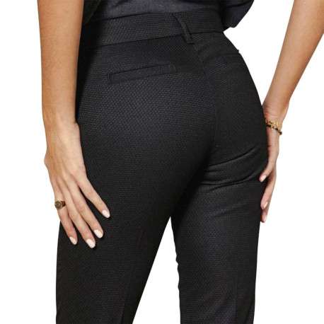 Pantalon Tessa Socially noir uni avec une coupe slim et tissu en nid d'abeille - Image 6