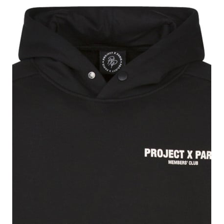 Sweat à capuche noir uni avec un bouton de fermeture et logo iconique  - Image 3