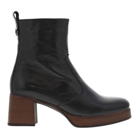 Boots en cuir noires à semelle à talon décroché haut avec une languette