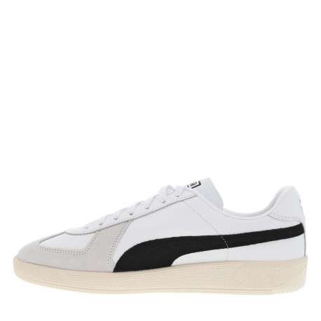 Sneakers multisport en cuir de vachette blanches plates avec des lacets plats