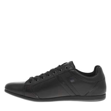 Baskets en cuir noires plates avec des lacets plats enduits et nom de la marque