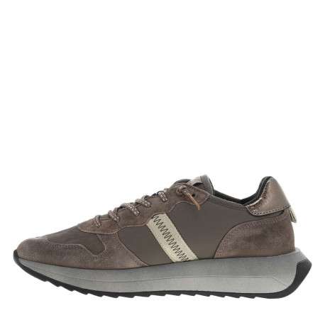 Baskets running en cuir taupe à talon compensé bas avec un motif d'étoile