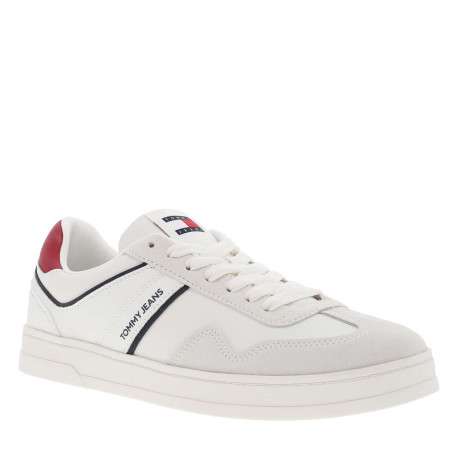 Baskets basses tennis en cuir blanc avec nom iconique sur le côté et lacets plats - Image 3