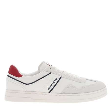 Baskets basses tennis en cuir blanc avec nom iconique sur le côté et lacets plats - Image 2