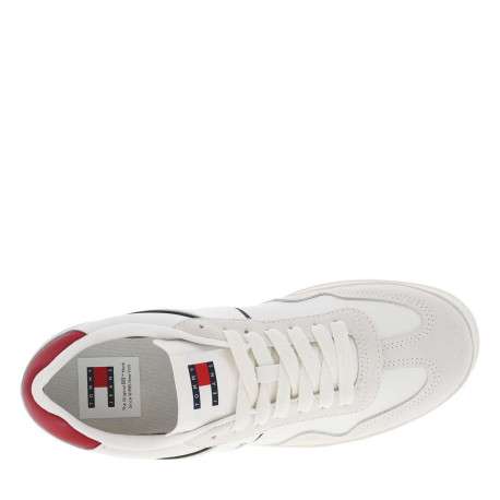Baskets basses tennis en cuir blanc avec nom iconique sur le côté et lacets plats - Image 4