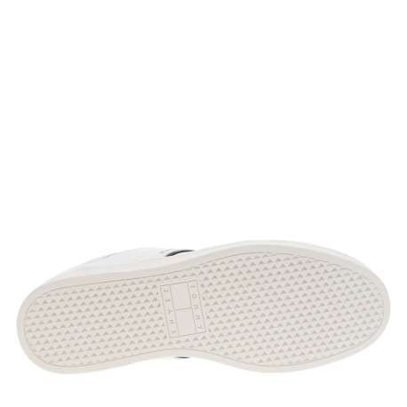 Baskets basses tennis en cuir blanc avec nom iconique sur le côté et lacets plats - Image 5