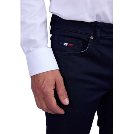 Jean indigo uni avec une coupe ajustée et poches plaquées arrière - Image 4