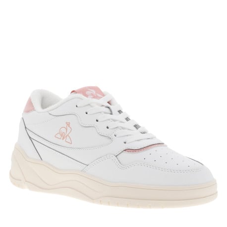 Sneakers multisport blanches et rose pâle à talon plat et à lacets plats blancs