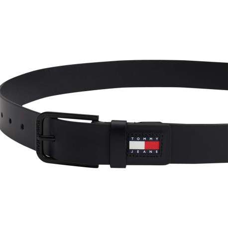 Ceinture en cuir noire avec boucle noire et logo de la marque sur le passant