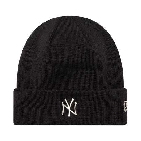 Bonnet noir uni avec un insigne métallique à l'avant sur le revers