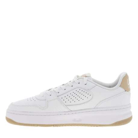 Baskets tennis plates blanches avec logo beige et texture peau de crocodile