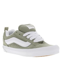Baskets tennis tilleul à talon plat avec lacets plats et sigles blancs
