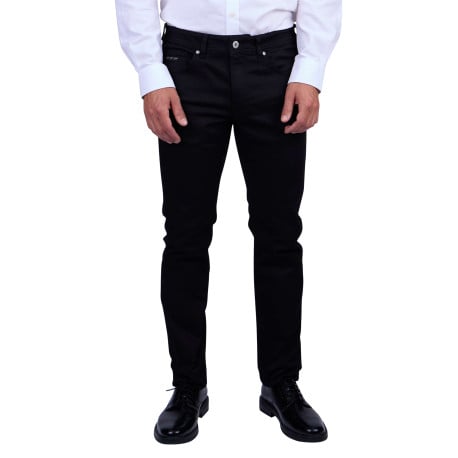 Jean noir uni avec une coupe modern-fit une taille mi-haute et le logo brodé