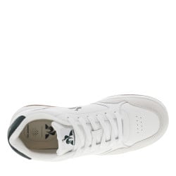 Baskets tennis blanches à talon plat et à lacets plats et logo vert
