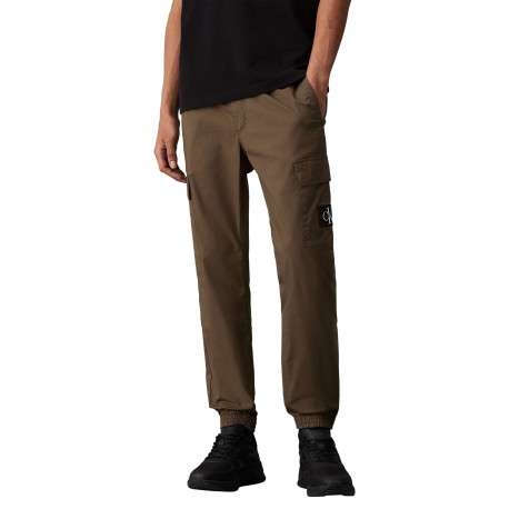 Cargo en coton kaki uni avec une coupe droite et plusieurs poches