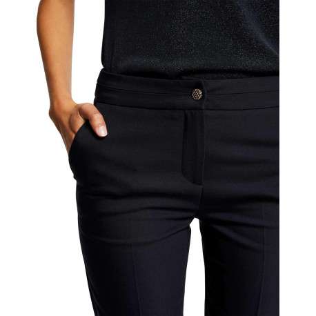 Chino marine uni avec une coupe slim et un bouton de fermeture en doré - Image 4