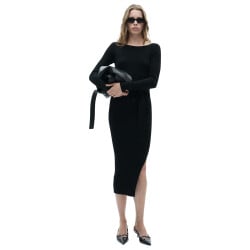 Robe longue noire cintrée en maille côtelée, manches longues et col bateau