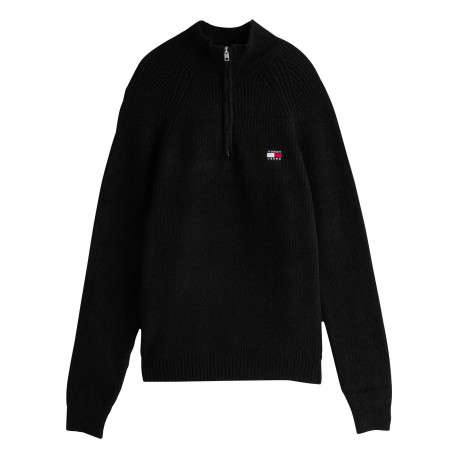 Pull noir uni avec une coupe droite, col camionneur et à manches longues