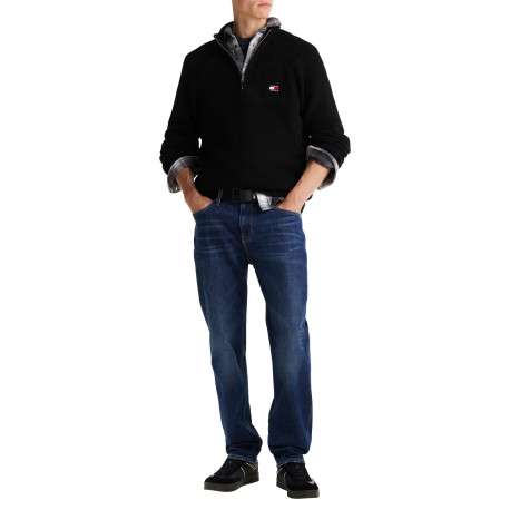 Pull noir uni avec une coupe droite, col camionneur et à manches longues - Image 2