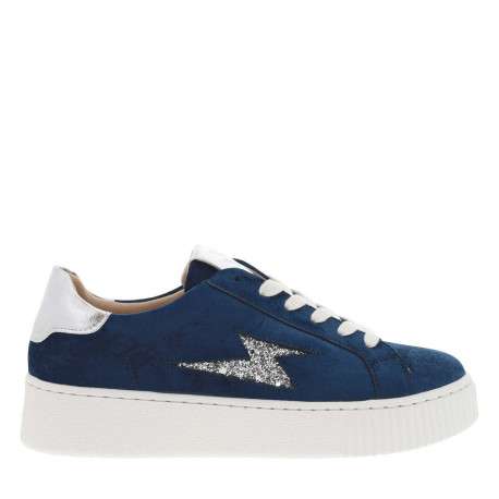 Tennis bleues en velours à talon plat et à lacets plats blancs - Image 2
