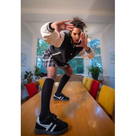 Jupe courte grise à carreaux à coupe évasée avec tissu plissé - Image 6