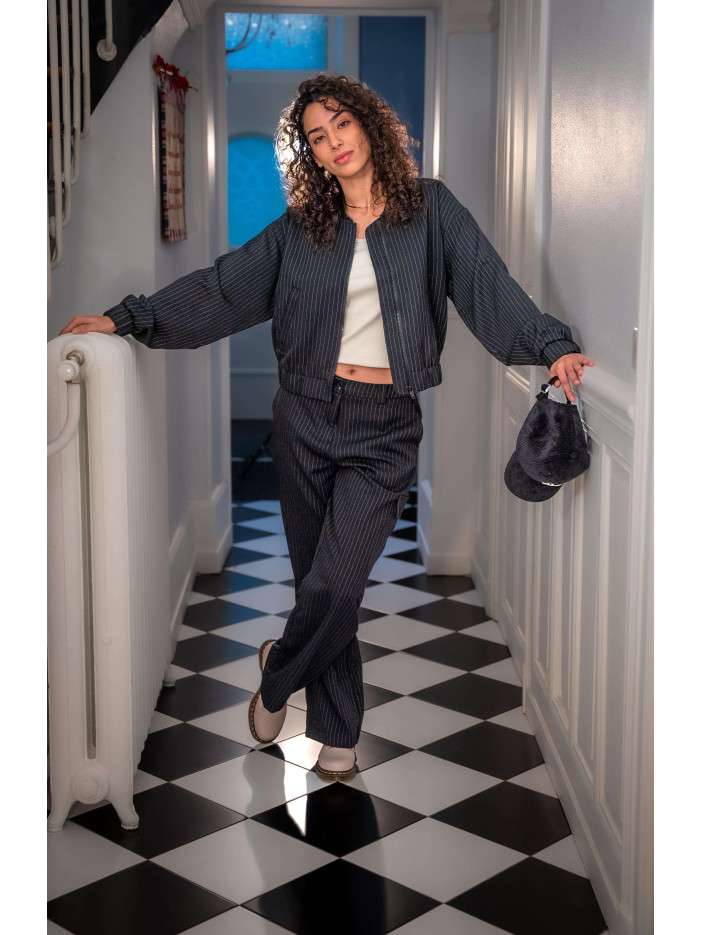 Pantalon cargo noir à coupe...