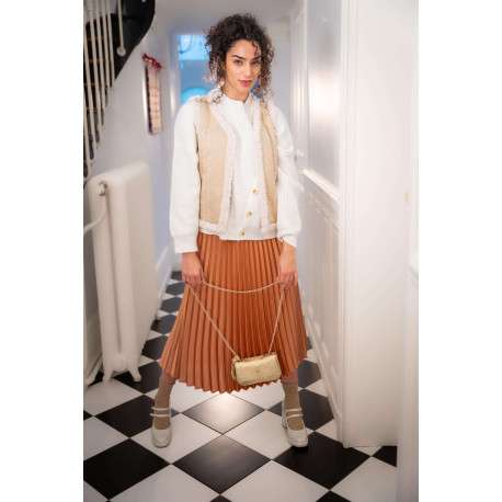 Pull blanc ample avec des boutons décoratifs à l'avant et un col rond - Image 3