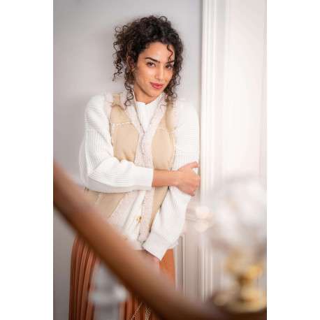 Pull blanc ample avec des boutons décoratifs à l'avant et un col rond - Image 4