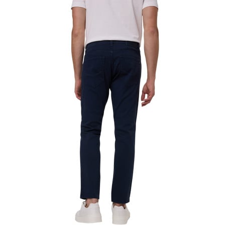 Pantalon en coton marine uni avec une coupe tapered et un patch de la marque  - Image 7