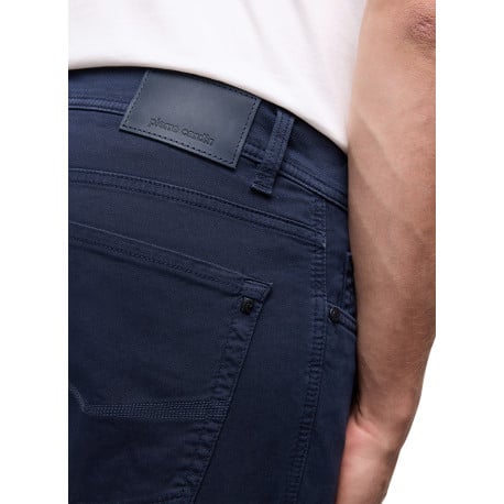Pantalon en coton marine uni avec une coupe tapered et un patch de la marque  - Image 8