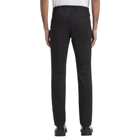 Chino en coton noir uni avec une coupe slim et un aspect satiné - Image 7