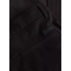 Chino en coton noir uni avec une coupe slim et un aspect satiné