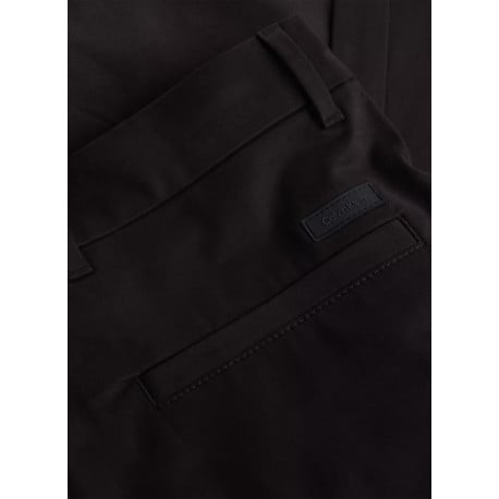 Chino en coton noir uni avec une coupe slim et un aspect satiné - Image 8