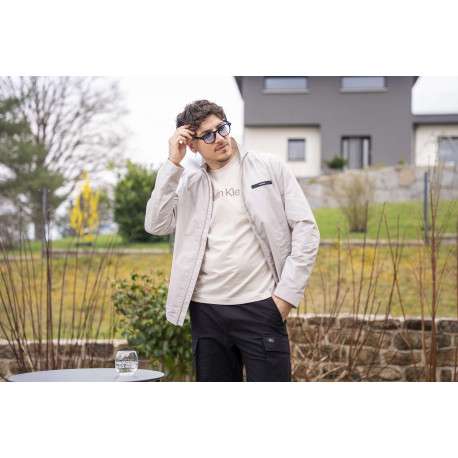 Veste blanche légère avec un aspect satiné un col montant et des poches - Image 5