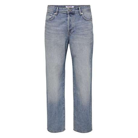 Jean en coton bleu délavé avec une coupe baggy et des passants à la taille