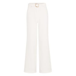 Jean blanc uni avec une coupe bootcut et une ceinture à boucle dorée