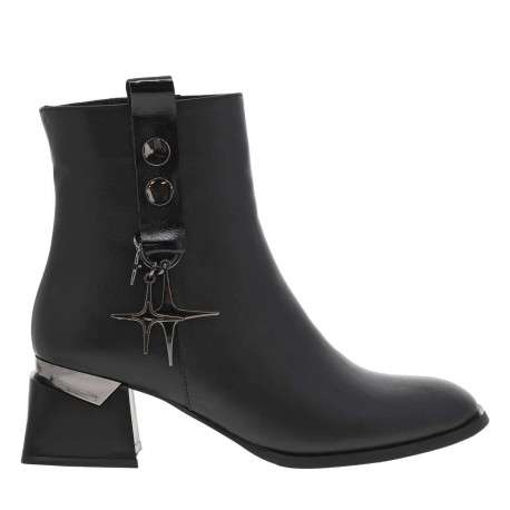 Boots en cuir noires à talon moyen, à zip et avec décors en acier