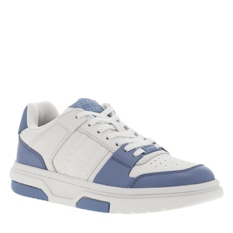 Tennis en cuir ciel à talon plat et à lacets plats blancs avec trous d'aération