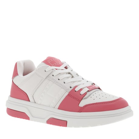 Tennis en cuir roses et blanches plates avec des lacets plats blancs 