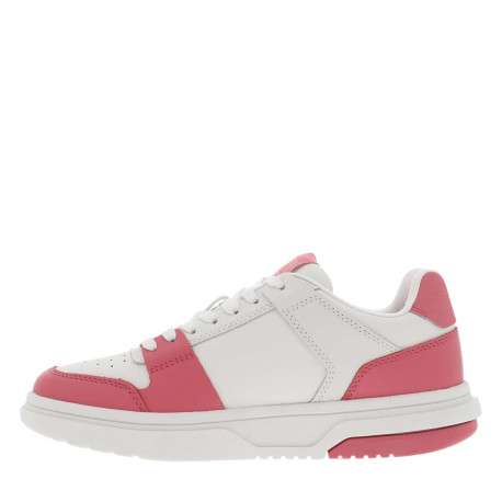 Tennis en cuir roses et blanches plates avec des lacets plats blancs