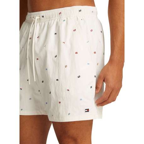 Short de bain écru brodé de drapeaux all-over et taille élastiquée - Image 3