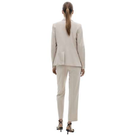 Chino beige uni avec pli marqué et des poches à l'italienne à l'avant - Image 2