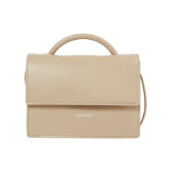 Sac à main beige uni lisse avec le nom de la marque et une petite anse