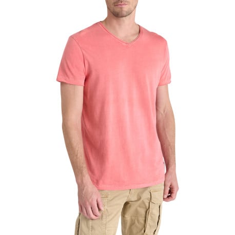 T-shirt en coton corail légèrement délavé avec un col v et une coupe droite
