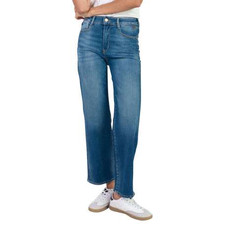 Jean en coton bleu légèrement délavé avec une coupe flare et une taille mi-haute