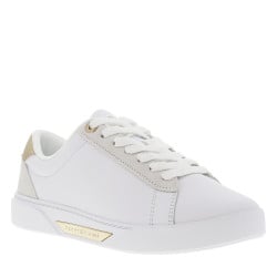 Tennis en cuir blanches plates à lacets plats avec pièce métallique dorée