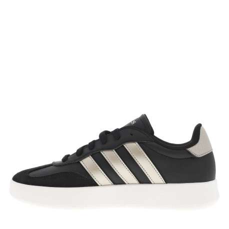Tennis en croûte de cuir noires à talon plat et lacets plats avec détail argenté