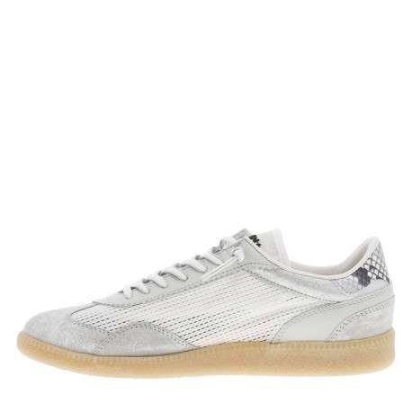 Tennis en cuir écrues à talon plat et à lacets élastiqués avec côtés ajourés
