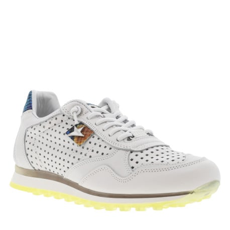 Baskets running en cuir blanches à talon plat et à lacets élastiqués avec noeuds